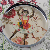 Dancing Kitty Cat Glass Round Paperweight Dancing Kitty Cat Glass Round Paperweight