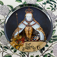 Queen Elizabeth in Coronation Robes Tudor I Glass Round Paperweight Queen Elizabeth in Coronation Robes Tudor I Glass Round Paperweight