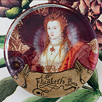 Queen Elizabeth Rainbow Portrait Tudor I Glass Round Paperweight Queen Elizabeth Rainbow Portrait Tudor I Glass Round Paperweight